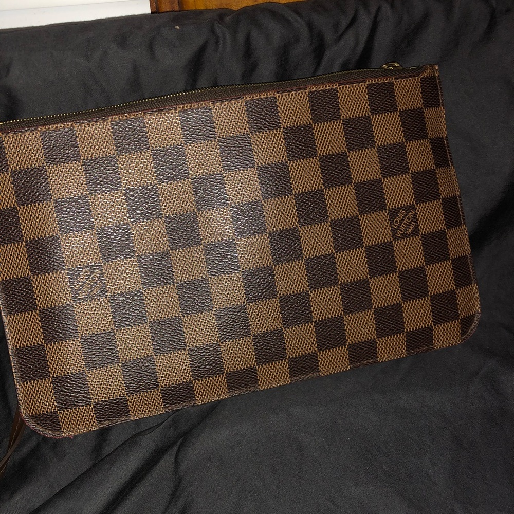 Louis Vuitton Neverfull Clutch - Picture 4 of 4